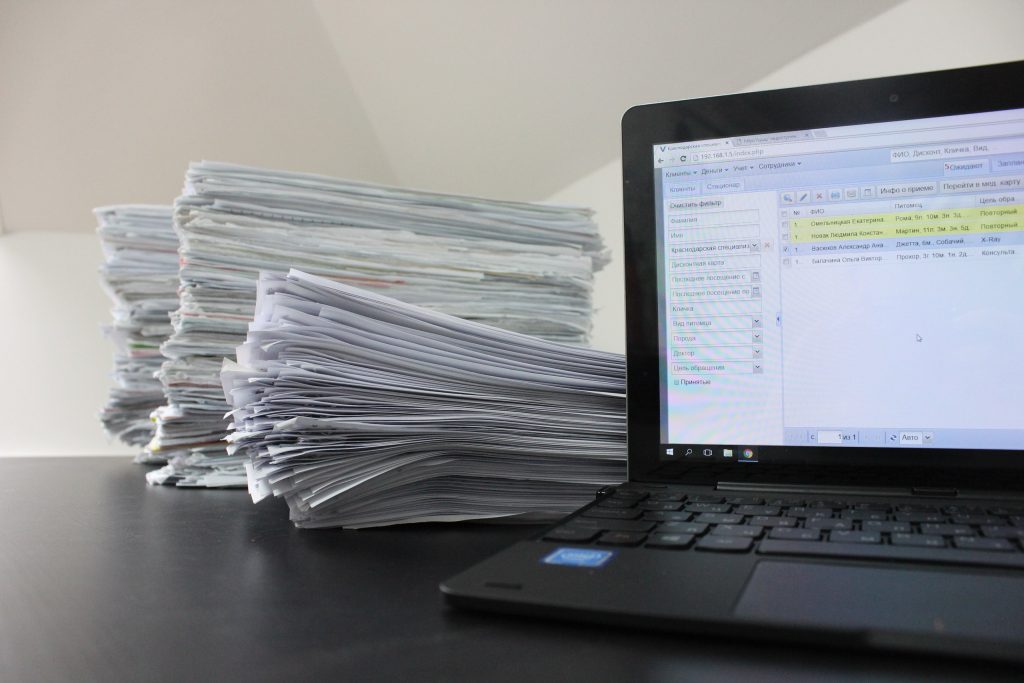 Один ноутбук может заменить огромную гору бумаг. Что выбираете вы?